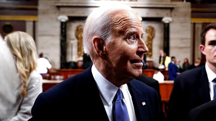 US-Präsident Joe Biden wurde von einem Berater darauf hingewiesen, dass sein Mikro noch ...