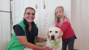 Sabine Oberhauser mit „Rosie“ und der kleinen Sarah.