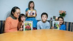 Witwe Chie mit Elisabeth (3), Klara (6), Wolfgang (10) und Leonhard (8). Fotos erinnern an den Papa. (Bild: Einöder Horst)