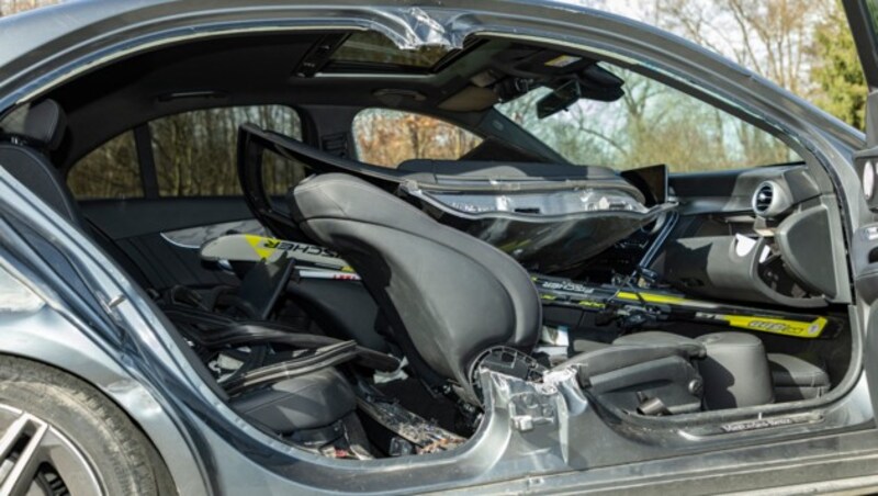 Der Verletzte musste aus dem Auto geschnitten werden. (Bild: Mathis Fotografie
Schweizerstrasse 22
A-6845 Hohenems
mathis@fotovideo.at

UID NR.: ATU 699 20179
IBAN: AT93374610000084400
BIC: RVVGAT2B461)