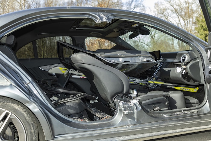 Der Verletzte musste aus dem Auto geschnitten werden.