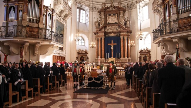 Während des feierlichen Gedenkgottesdiensts war der Alt-Erzbischof im Altarraum des Doms aufgebahrt. Nach der Totenfeier (Requiem) folgte die Beisetzung in der Krypta. (Bild: Tröster Andreas)