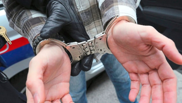 The alleged perpetrators were immediately handcuffed. (Bild: Uta Rojsek-Wiedergut)