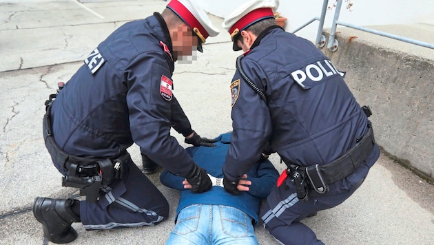 The young police officers also learn how to make arrests - theoretically, the arrested person could also go to the police if they wait long enough after the conviction. (Bild: Uta Rojsek-Wiedergut, Krone KREATIV)