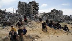 Palästinenser warten in der Stadt Gaza auf Hilfslieferungen durch die US Air Force.   (Bild: Associated Press)
