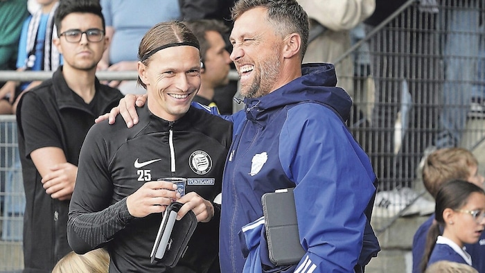 Schwarz und Blau, das passt! Ex-Meistergoalie Gratzei – jetzt TSV-Tormanntrainer – lacht mit ...