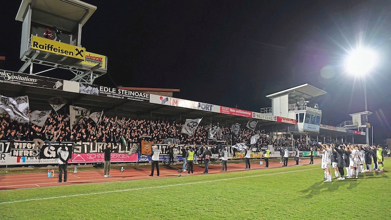 Oder feiern die Sturm-Spieler mit ihren mitgereisten Fans die drei Punkte im steirischen Gipfel? (Bild: GEPA pictures)