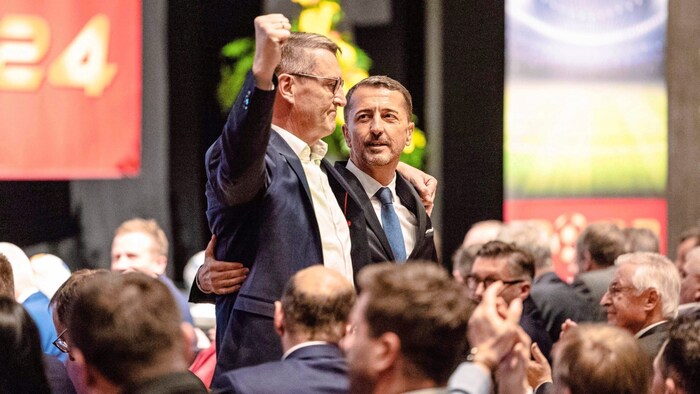 Schöne Geste: Georg Pangl spendete Verlierer Alfred Kollar Trost.