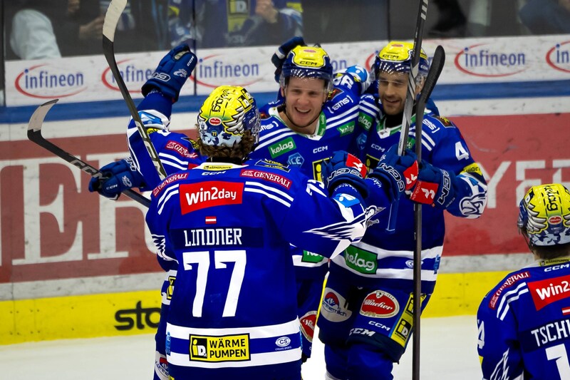 Jubel um Blaz Tomazevic (Mitte). Der Slowene ist mit dem Tor zum 4:1 zurück auf der Scorerliste. (Bild: GEPA pictures)