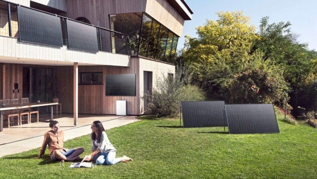 A mellékelt stabil lábaknak köszönhetően a Krone SolMate a kertben is "összegyűjtheti" a napenergiát. (Bild: stefanleitner.com)