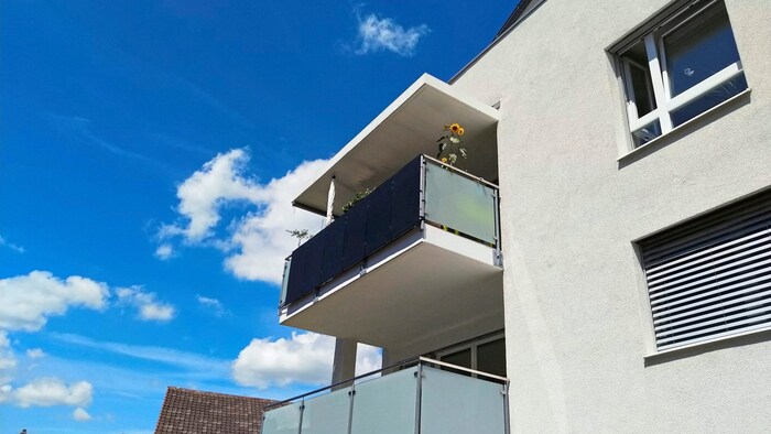Auf dem Balkongeländer montiert, werden die Photovoltaikpaneele auch zum Sichtschutz.