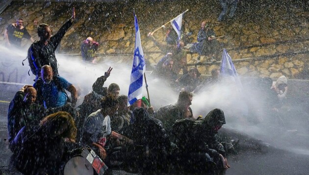 The police in Tel Aviv used water cannons against the demonstrators. (Bild: Associated Press)