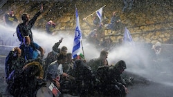 Die Polizei setzte in Tel Aviv Wasserwerfer gegen die Demonstranten ein. (Bild: Associated Press)