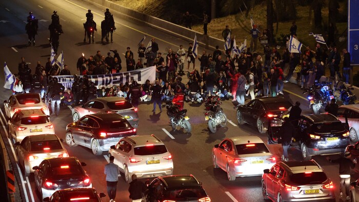 Anti-Regierungs-Demonstranten und Geiselangehörige blockierten eine Straße in Tel Aviv während ...
