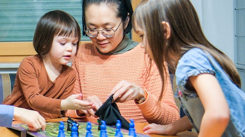 Mama Chie versucht die Kinder vom  Schmerz über den Verlust des Papas abzulenken. (Bild: Horst Einöder/Flashpictures)