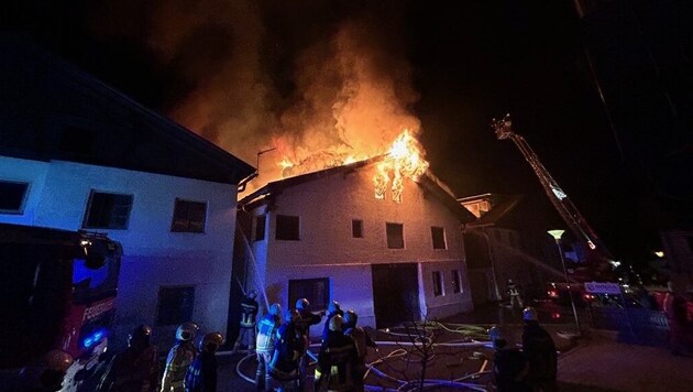 À l'arrivée des pompiers, la charpente était déjà entièrement en feu. (Bild: Feuerwehr Silz)