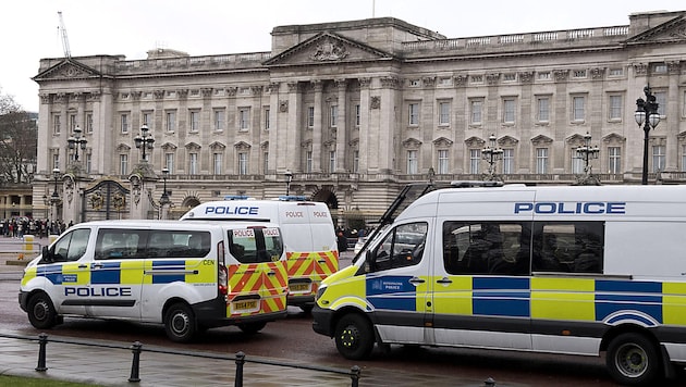 Vehículos policiales ante el palacio de Buckingham (imagen simbólica) (Bild: AFP)