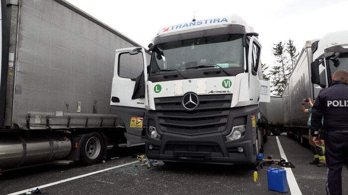 Der Lkw wurde durch die Explosion erheblich beschädigt.