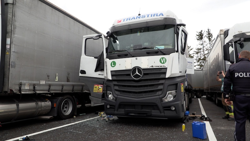 Der Lkw wurde durch die Explosion erheblich beschädigt. (Bild: Maurice Shourot)