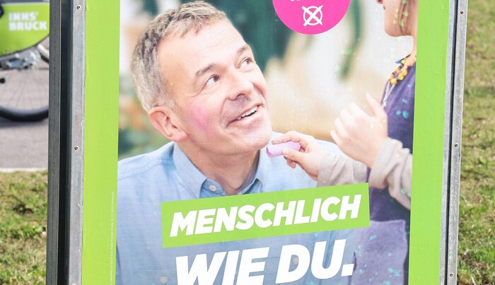 BM Georg Willi lässt sich von einem Kind anmalen.