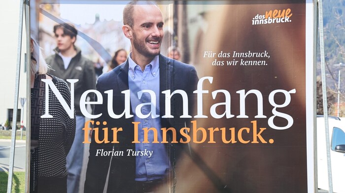 Florian Tursky spaziert lächelnd durch die Menge.