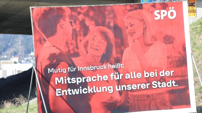 Elisabeth Mayr hört lächelnd den Menschen zu.