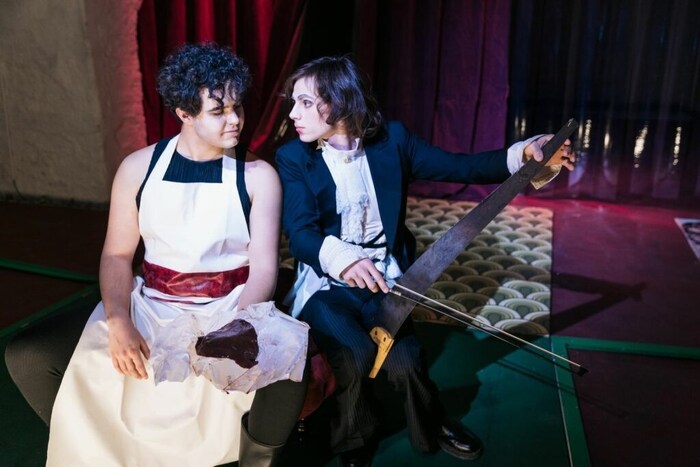 Romeo spielt drei Rollen: die Mutter, Geiger Paganini .- und den Schlachter (li.)
