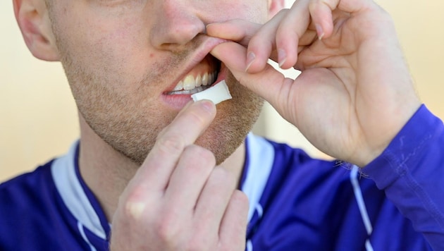 Nicotine pouches are omnipresent on soccer pitches across the country (Bild: Dostal Harald)