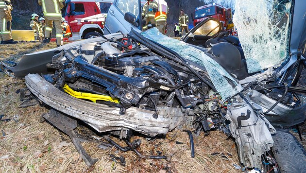 El coche del joven de 28 años quedó completamente destrozado en la colisión. (Bild: Bernd Hofmeister)