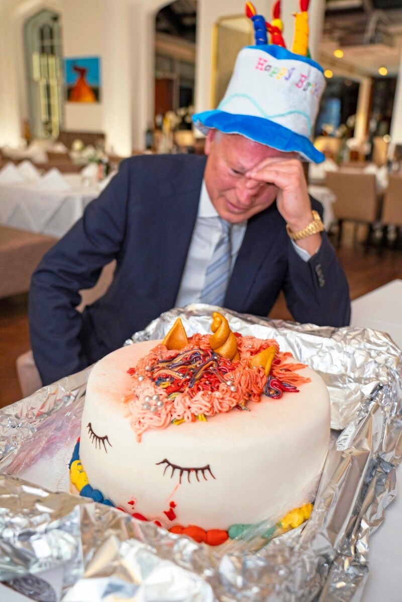 I wonder what the ten-year-old would have thought when she saw the kicker cake ... (Bild: Andreas Tischler / Vienna Press)