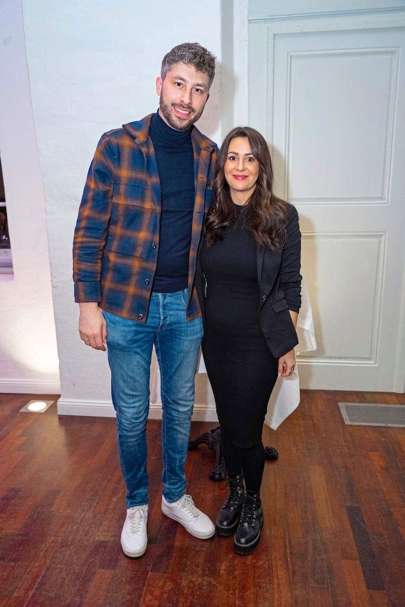 Anton-Jesus Polster mit Ehefrau Jenny: Das schwarze Outfit erschwert es, einen Blick auf die wachsende Kugel zu erhaschen. (Bild: Andreas Tischler / Vienna Press)