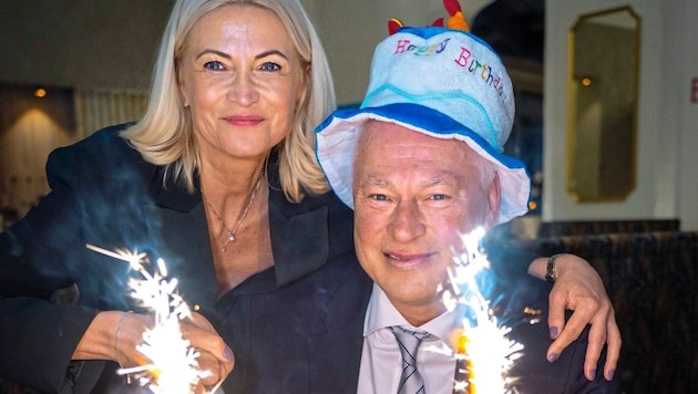 The soccer legend cut the real cake with his wife Birgit. (Bild: Andreas Tischler / Vienna Press)