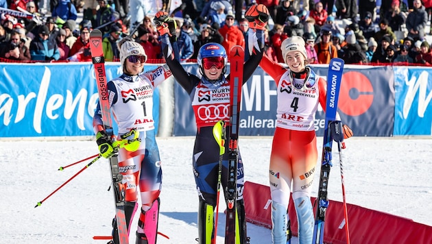 Mikaela Shiffrin (m.) has conquered the crystal globe after a six-week break. (Bild: GEPA pictures)