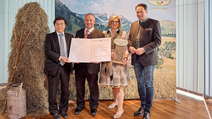 The FAO presented the award in Salzburg. The hay-milk cows are now part of the world cultural ...