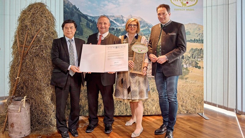 Die FAO überreichte in Salzburg die Auszeichnung. Die Heumilch-Kühe sind damit nun Teil des Weltkulturerbes. (Bild: arge heumilch)