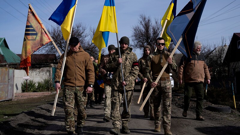 Ukrainische Soldaten trauern um ihre gefallenen Kameraden. (Bild: AP)