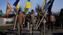 Gedenken für gefallene ukrainische Streitkräfte (Archivbild) (Bild: AP)