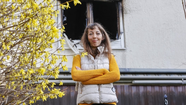 Sandra Eder can smile again - thanks to the generous support of "Krone" readers. Flames destroyed her home in Oberndorf last fall. (Bild: Tschepp Markus)