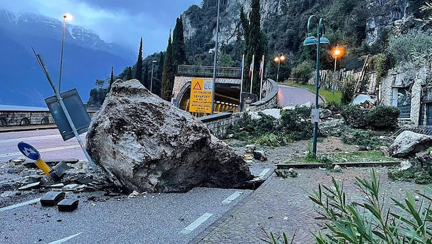 Diese Uferstraße ist bis auf Weiteres gesperrt. (Bild: facebook.com/comuneditoscolanomaderno)