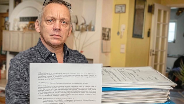 Martin Töpfer has files full of applications, expert opinions and rejections piling up. He has not known a life without pain for more than 30 years and needs a lot of medication. (Bild: Doris_SEEBACHER)
