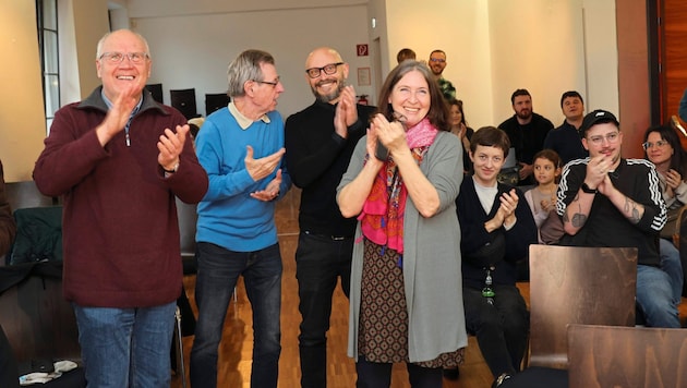 Mayor of Graz Elke Kahr and comrades on Sunday at the Volkshaus in Graz, the party headquarters of the KPÖ (Bild: Christian Jauschowetz)