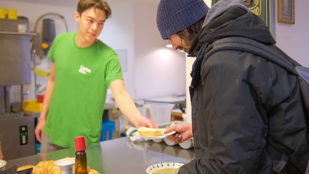 A hot meal costs 50 cents. An offer that has recently also been used by working people in order to be able to afford accommodation. (Bild: Einöder Horst)