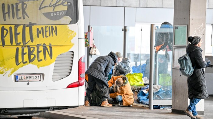 Menschen auf der Straße wird geholfen.