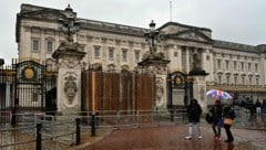 Das Tor des Buckingham-Palastes wurde nach dem Unfall mit Holzbrettern abgedeckt.  (Bild: AFP)