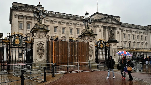 Das Tor des Buckingham-Palastes wurde nach dem Unfall mit Holzbrettern abgedeckt.  (Bild: AFP)