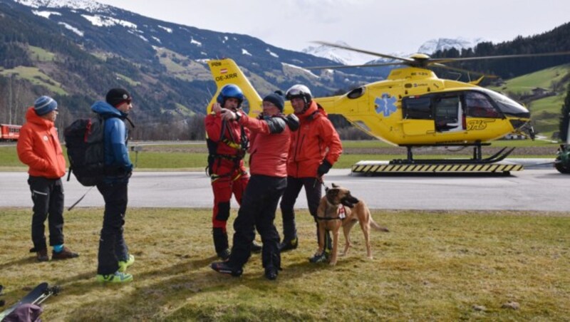 Im Einsatz standen die Bergrettung Kaltenbach, zwei Lawinensuchhunde mit Hundeführer, zwei Notarzthubschrauber, der Polizeihubschrauber und die Alpinpolizei. (Bild: zoom.tirol)