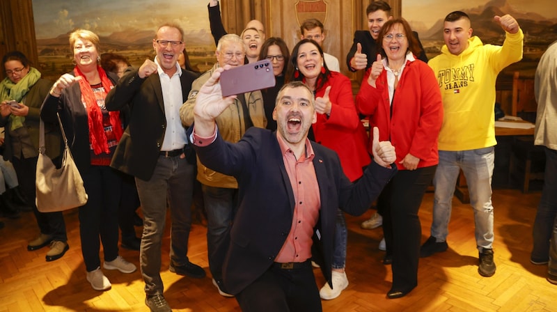 Bitte lächeln! Stadtrat Josef Sailer bat zum Gewinner-Selfie: Die SPÖ regiert künftig in Hallein mit absoluter Mehrheit, stellt neben dem Stadtchef auch beide Vizebürgermeister. (Bild: Tschepp Markus)