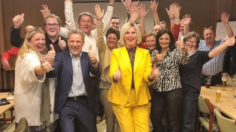 Eveline Huber (Mitte) und ihr SPÖ-Team feierten in St. Johann einen wichtigen Etappensieg! (Bild: zVg)