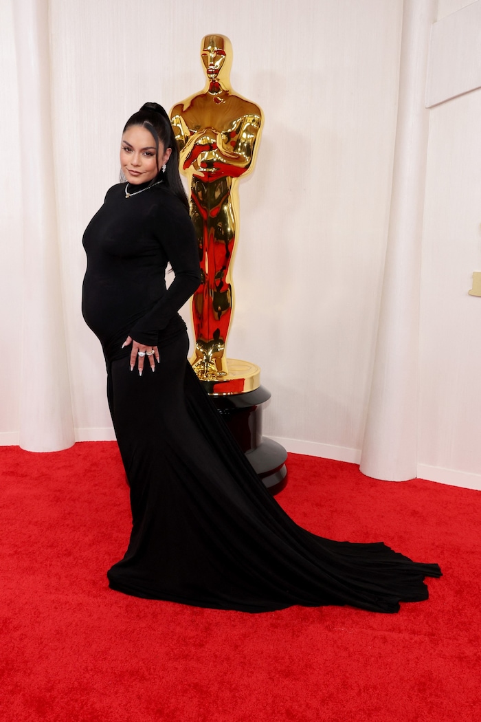 Hudgens a rendu son bonheur de bébé public lors des Oscars 2024.