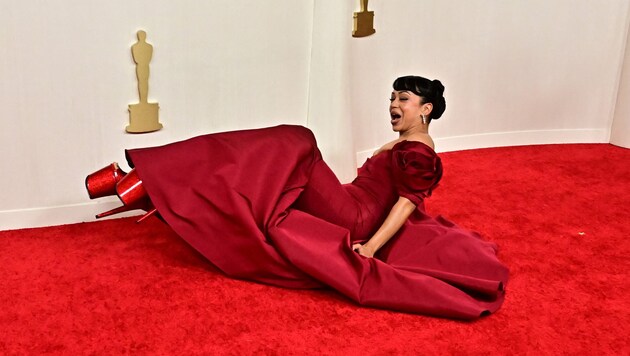 Liza Koshy made an Oscar-worthy crash landing. (Bild: APA/AFP/Frederic J. Brown)